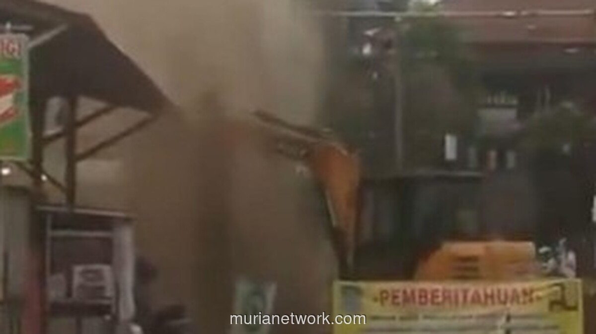 Beko Proyek Drainase Diduga Tersenggol Pipa Gas, Warga Perumnas I Bekasi Panik