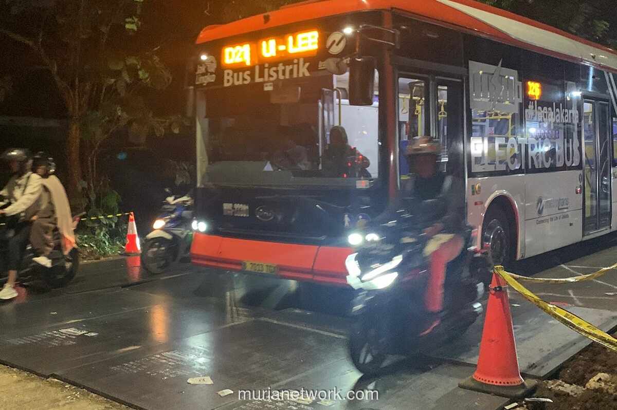 Transjakarta Rute D21 dan 4B Kembali Normal Usai Jalan Ambles di Lenteng Agung