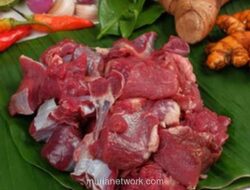 Tips Agar Daging Kurban Tidak Alot: Potong Berlawanan Serat dan Hindari Mencuci Sebelum Beku
