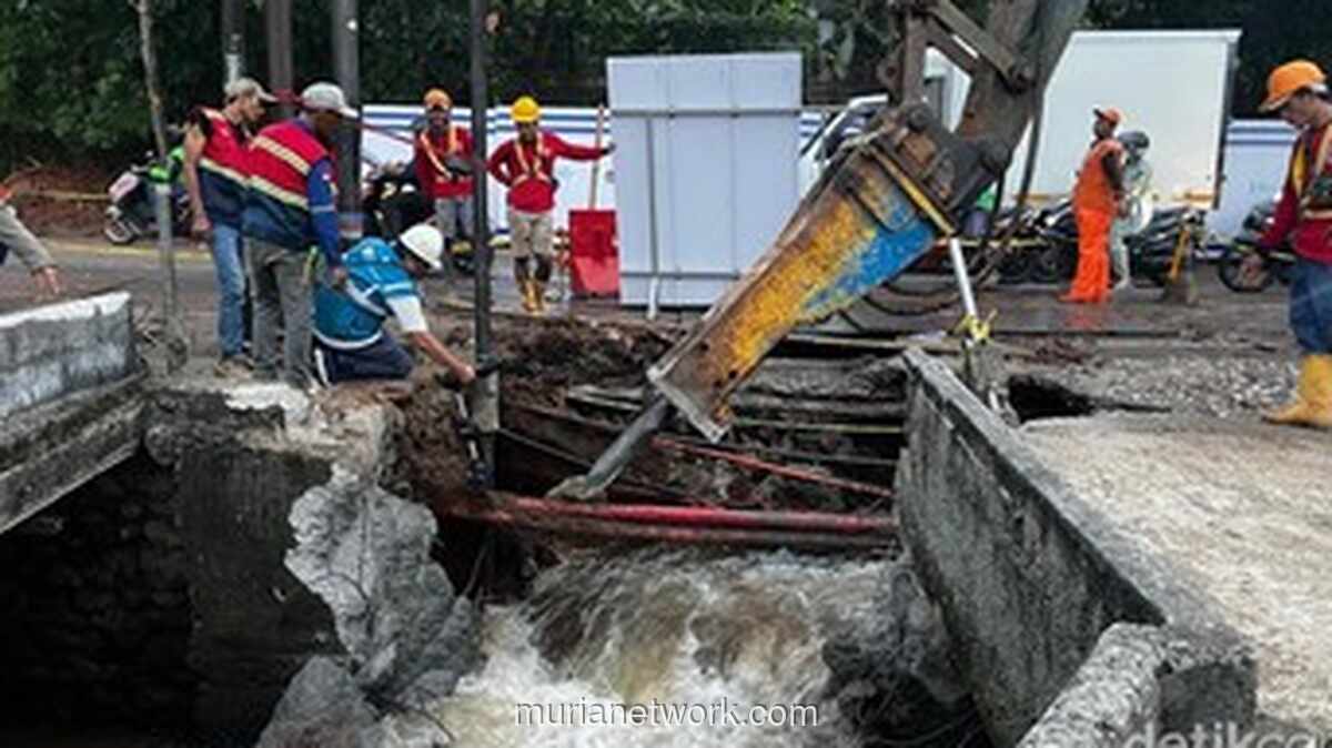 Perbaikan Jalan Amblas Lenteng Agung Terhambat Aliran Air Deras di Bawah Badan Jalan