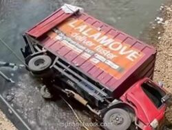 Truk Boks Bermuatan Bahan Kimia Mundur Tak Terkendali dan Terperosok ke Sungai di Bogor