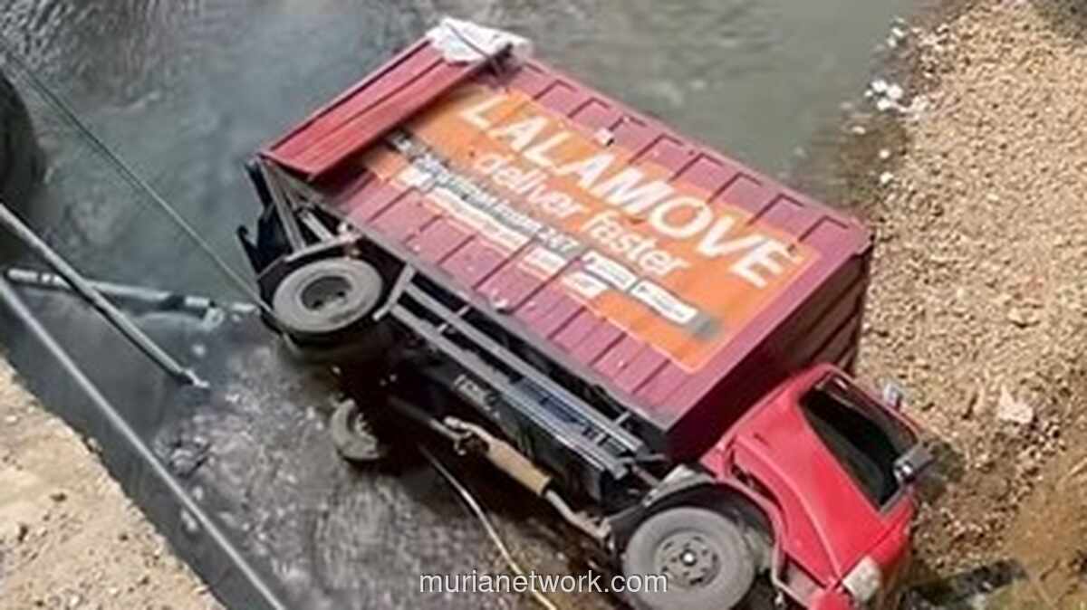 Truk Boks Bermuatan Bahan Kimia Mundur Tak Terkendali dan Terperosok ke Sungai di Bogor