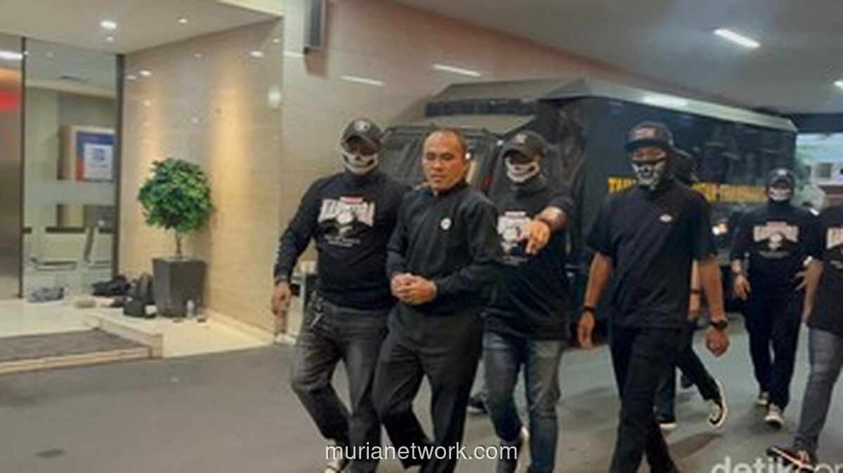 Mantan Kasat Narkoba Polres Kutai Barat Jadi Tersangka, Digiring ke Bareskrim untuk Diperiksa TPPU