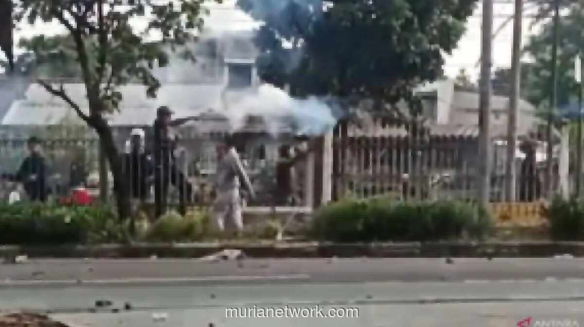 Lubang di Tembok Pembatas Rel Klender Diduga Jadi Akses Tawuran, Satpol PP dan Polisi Turun Tangan