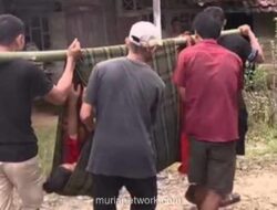 Ibu di Pandeglang Terpaksa Ditandu Pakai Bambu dan Sarung Usai Melahirkan Akibat Jalan Rusak