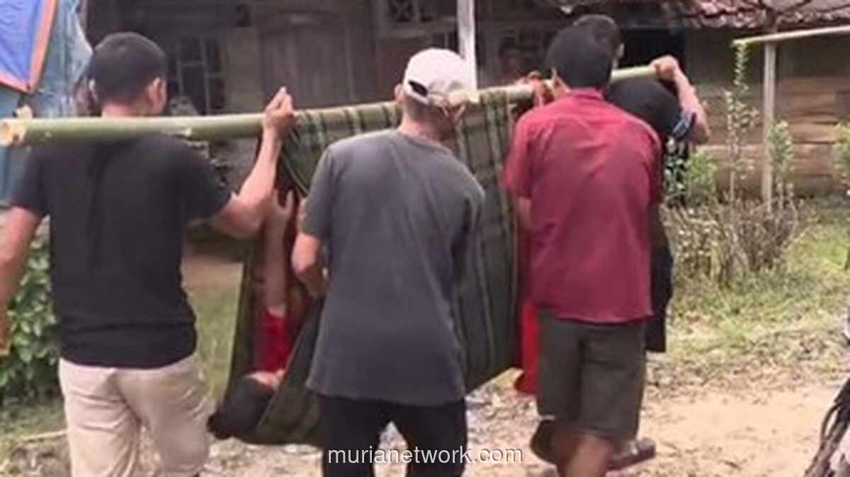 Ibu di Pandeglang Terpaksa Ditandu Pakai Bambu dan Sarung Usai Melahirkan Akibat Jalan Rusak