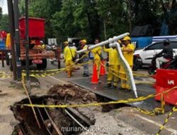 Petugas Darurat Cabut Tiang PJU di Jalan Amblas Lenteng Agung Cegah Risiko Roboh