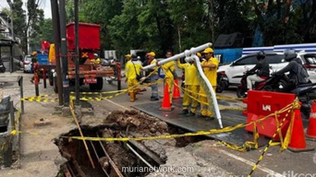 Petugas Darurat Cabut Tiang PJU di Jalan Amblas Lenteng Agung Cegah Risiko Roboh
