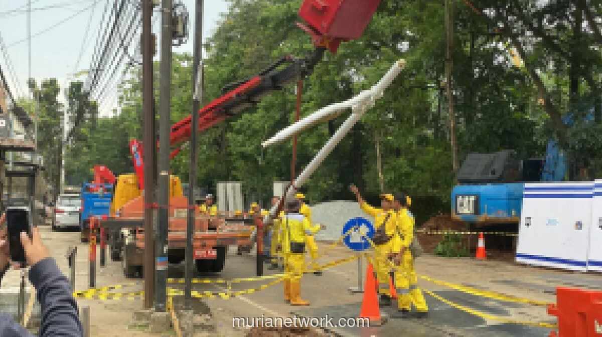 Tiang Penerangan Jalan di Lokasi Amblas Lenteng Agung Dicabut untuk Cegah Bahaya