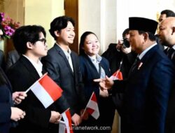 Diaspora Indonesia di Paris Sambut Haru Kedatangan Presiden Prabowo