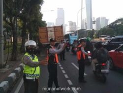 Dump Truk Pecah Ban dan Bus Damri Mogok di Gatot Subroto Picu Kemacetan Panjang