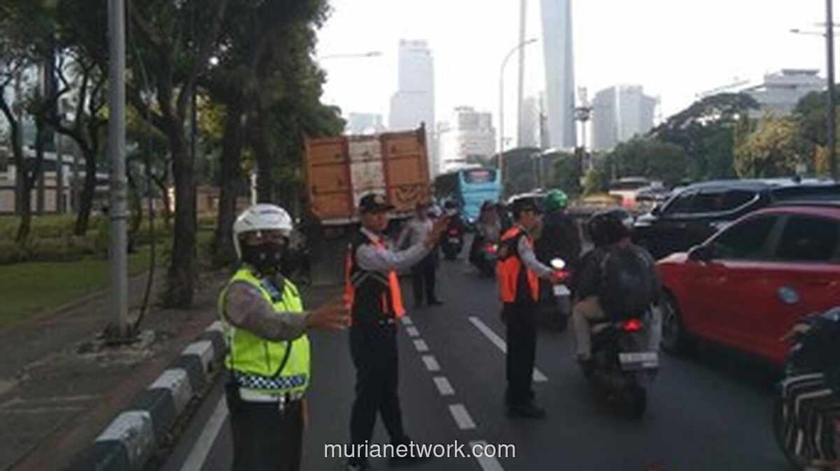 Dump Truk Pecah Ban dan Bus Damri Mogok di Gatot Subroto Picu Kemacetan Panjang