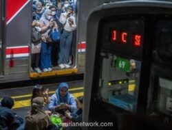 KRL Green Line Lumpuh Total Usai Tersambar Petir, Penumpang Menumpuk di Sejumlah Stasiun