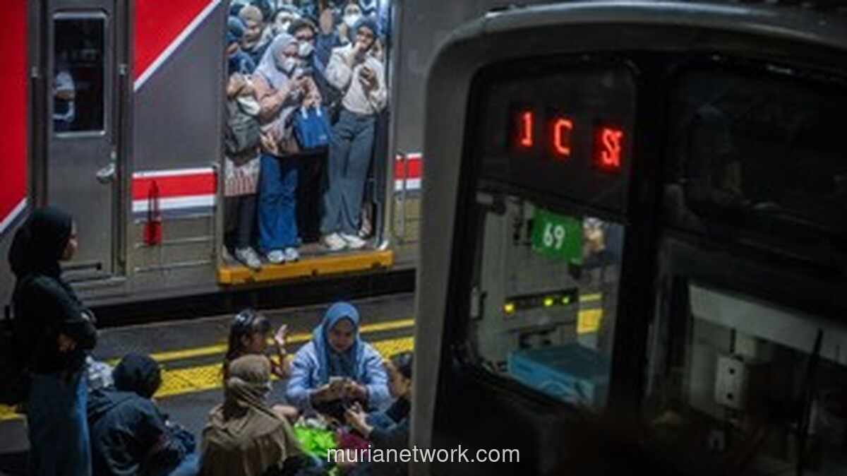 KRL Green Line Lumpuh Total Usai Tersambar Petir, Penumpang Menumpuk di Sejumlah Stasiun