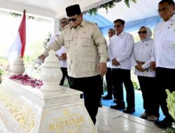 Presiden Prabowo Ziarahi Makam Marsinah Usai Resmikan Museum Sang Pahlawan Buruh di Nganjuk