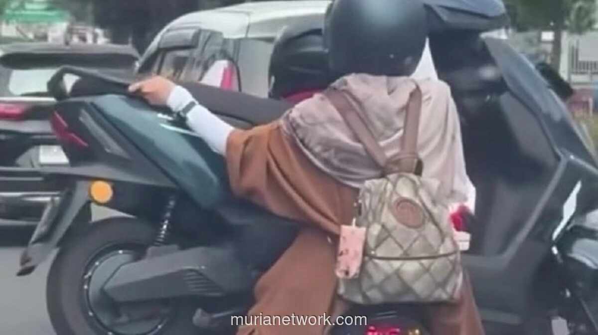 Polisi Tilang Perempuan di Makassar yang Viral Bonceng Motor Listrik Sambil Naik Motor