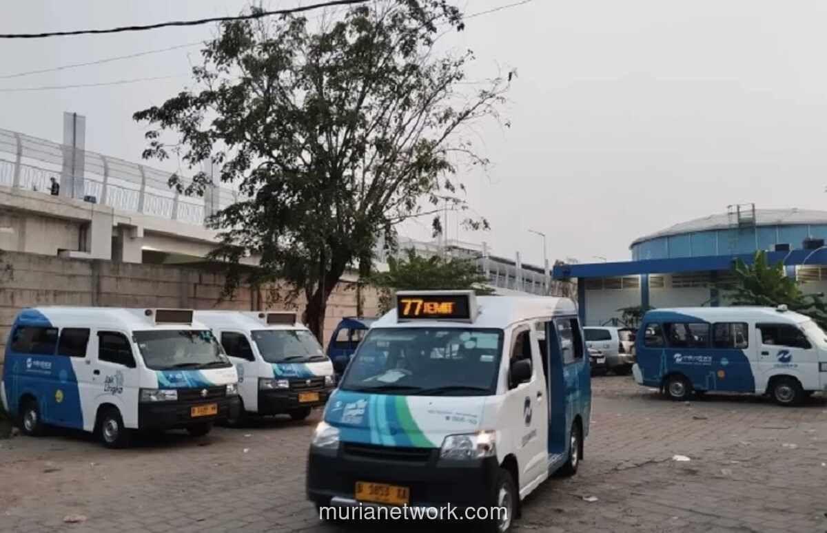 Polisi Tangani Perempuan Diduga Gangguan Jiwa yang Aniaya Penumpang JakLingko di Jakarta Selatan