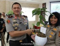 Polda Riau Beri Bibit Pohon sebagai Kado Purnatugas, Tanamkan Kepedulian Lingkungan
