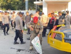 Demonstran Lempar Puluhan Ular ke Aparat saat Protes Kebijakan Bupati Indramayu