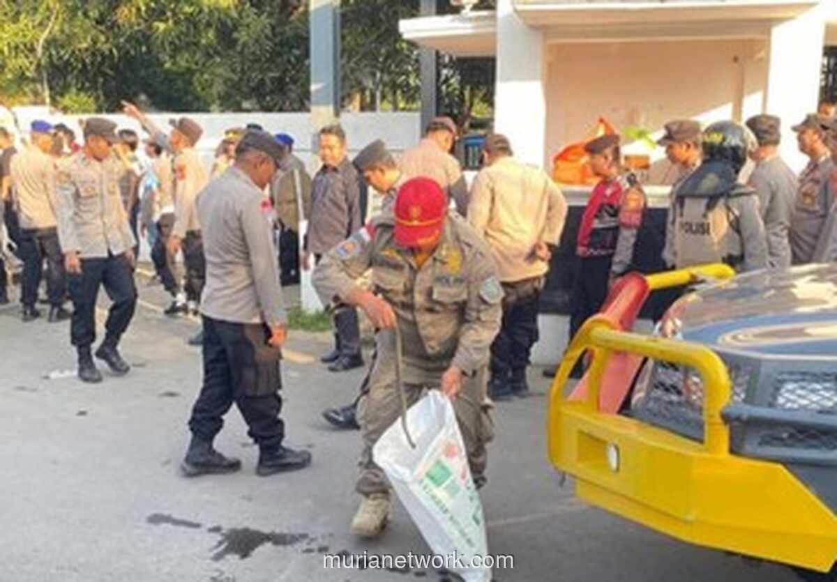 Demonstran Lempar Puluhan Ular ke Aparat saat Protes Kebijakan Bupati Indramayu