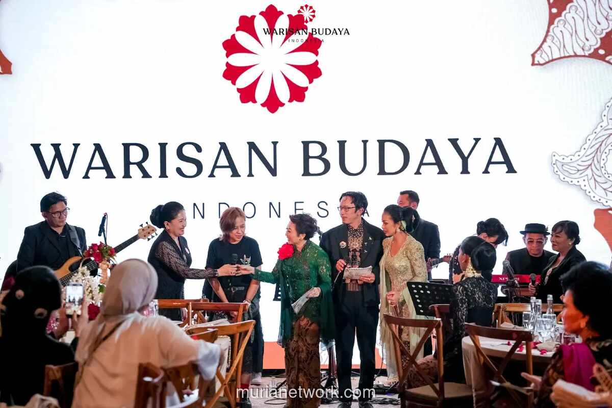 DWP Kemenko Perekonomian dan WBI Beri Penghargaan Kartini Muda ke Desainer Muda Pelestari Wastra Nusantara