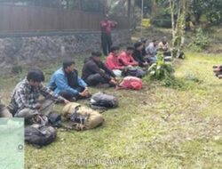 13 Pendaki Ilegal Gunung Semeru Diamankan Petugas Taman Nasional