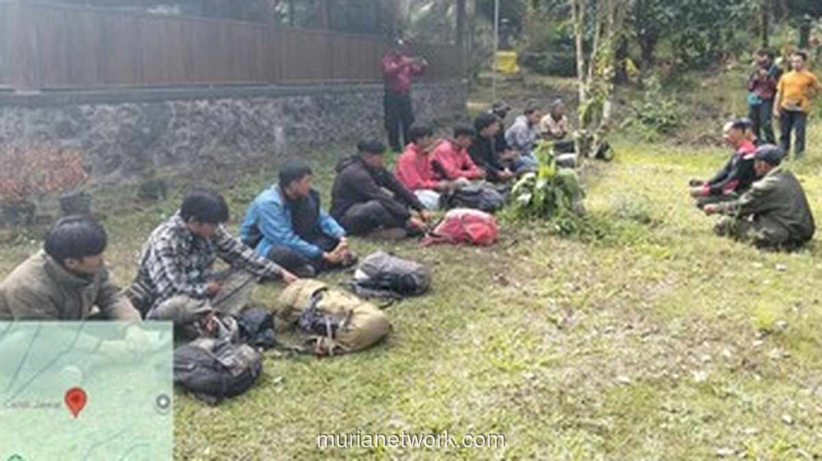 13 Pendaki Ilegal Gunung Semeru Diamankan Petugas Taman Nasional