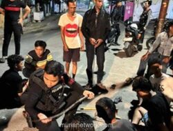 Brimob Bekuk Dua Pemuda Bersenjata Tajam dan Tumpul yang Diduga Hendak Tawuran di Bekasi Timur