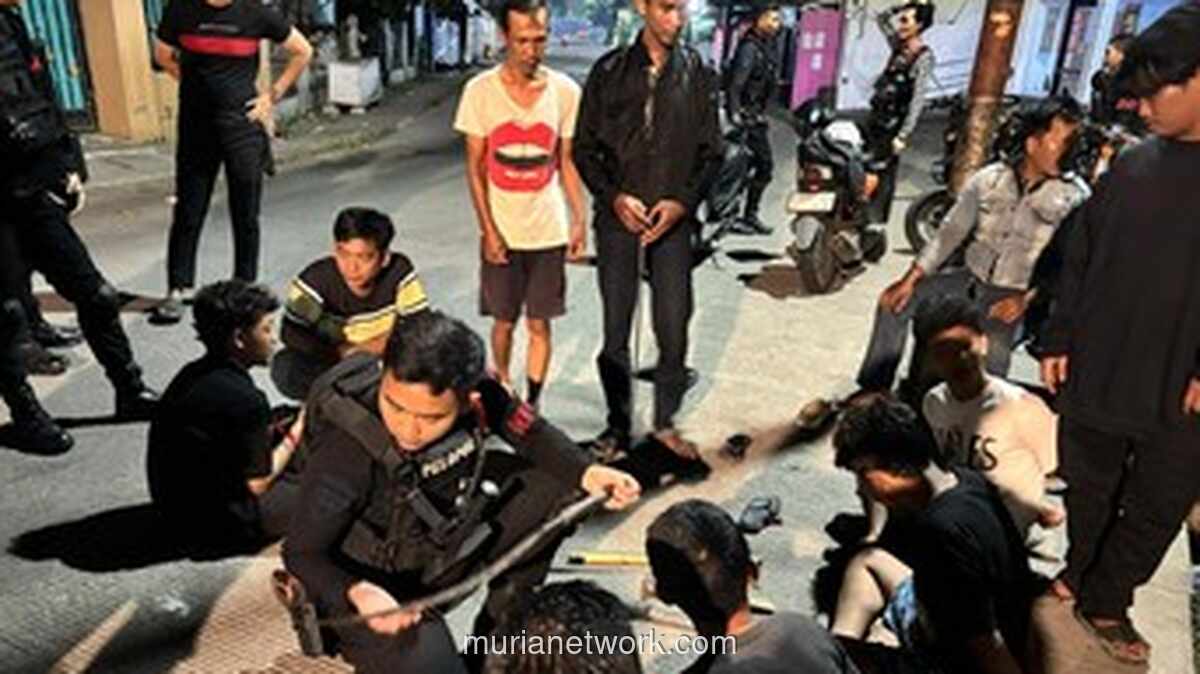 Brimob Bekuk Dua Pemuda Bersenjata Tajam dan Tumpul yang Diduga Hendak Tawuran di Bekasi Timur