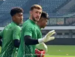 Persib Bandung Resmi Lepas Adam Przybek, Kiper yang Hanya Main Sekali Sepanjang Musim