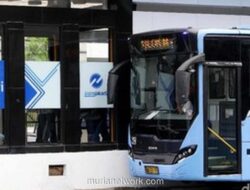 Transjakarta Alihkan Sejumlah Rute Akibat Demo Mahasiswa di Bundaran HI