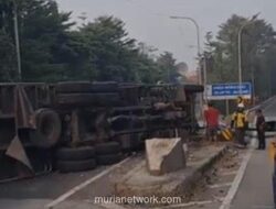 Truk Boks Terguling di Tol Jagorawi, Lalu Lintas Dialihkan ke Rambutan