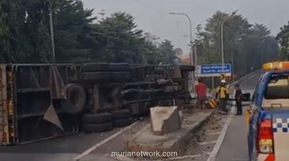 Truk Boks Terguling di Tol Jagorawi, Lalu Lintas Dialihkan ke Rambutan