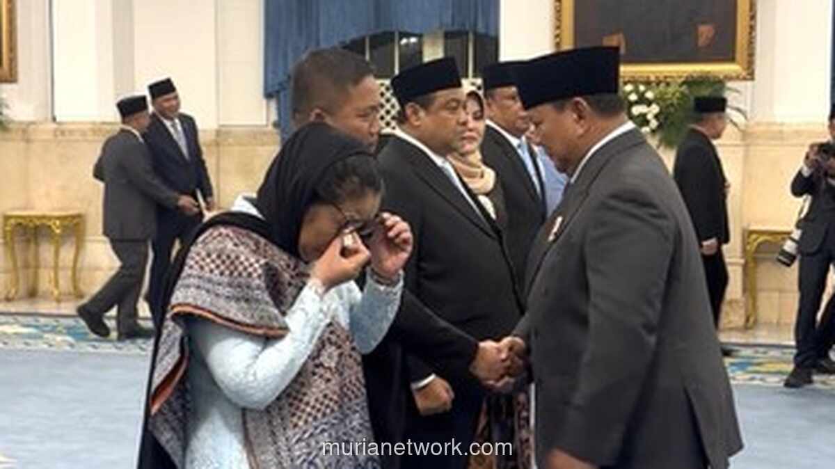 Pelantikan Tiga Pimpinan Badan Gizi Nasional, Kepala BGN Nanik Deyang Menangis Haru di Istana
