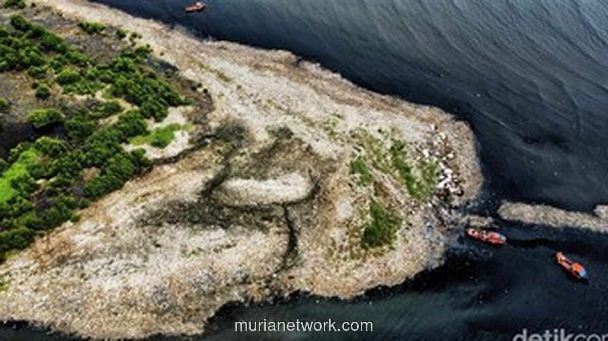 Pembersihan ‘Pulau Sampah’ di Pesisir Jakarta Utara Rampung Setelah Tiga Hari Pengerukan