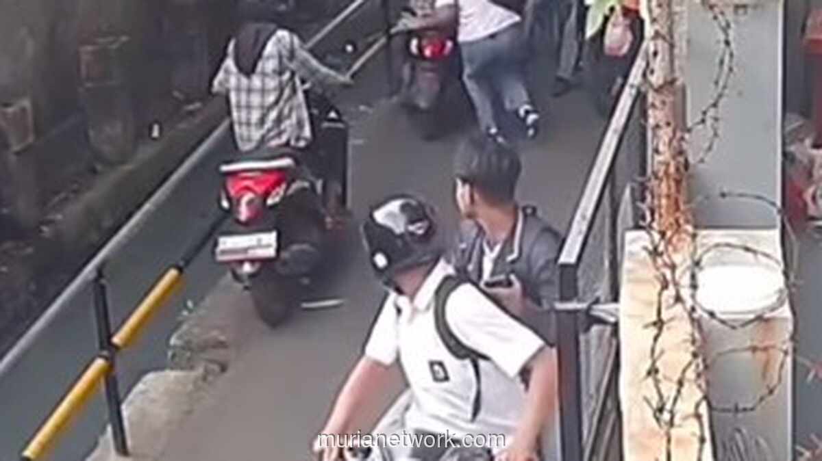 Pelajar di Palmerah Bacok Sesama Pelajar Pengendara Motor, Terekam CCTV