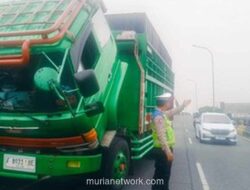 Truk Mogok di Flyover Ciputat Akibat Gangguan Rem, Polisi Turun Tangan