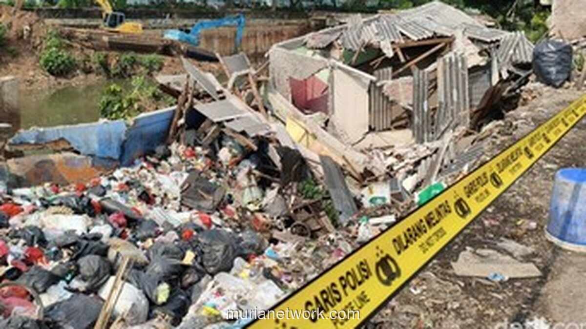 Rumah di Bendungan Hilir Ambruk Akibat Abrasi Tepi Kanal Banjir Barat
