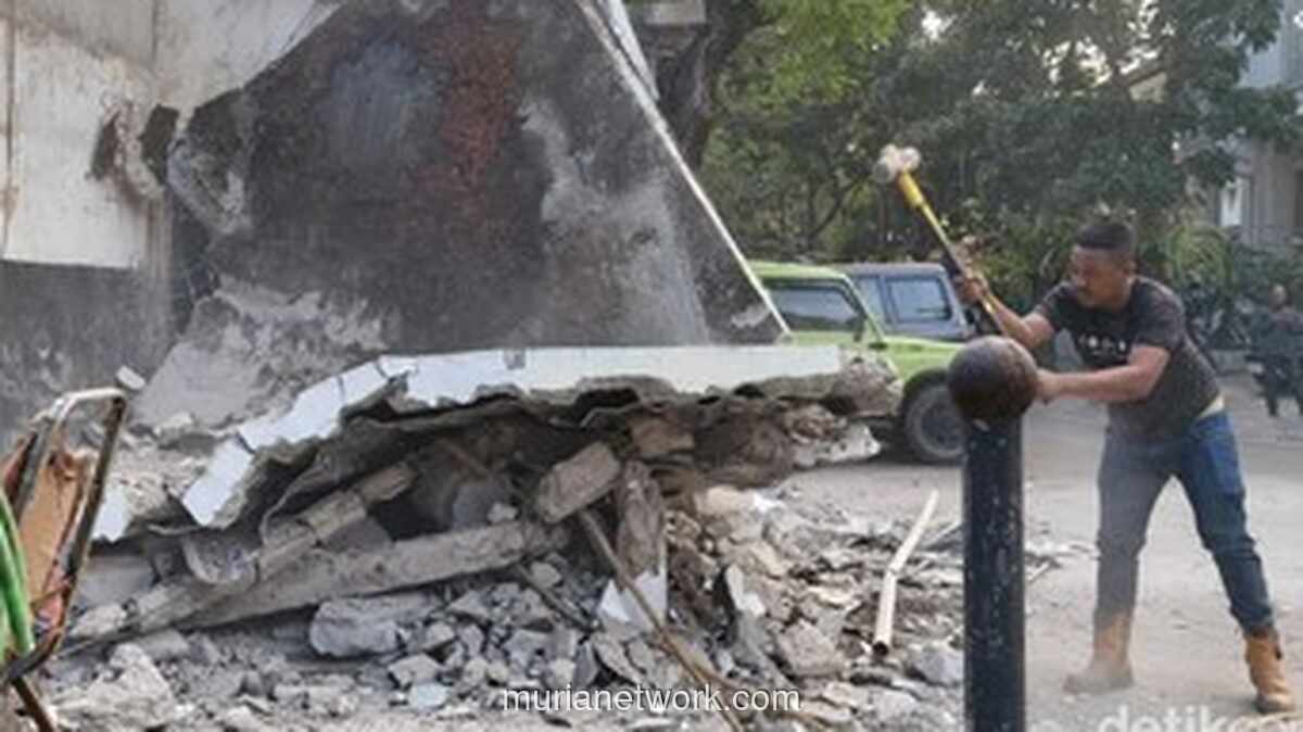 Trotoar Jalan Ambon Bandung Dijadikan Garasi, Satpol PP Lakukan Pembongkaran Paksa Usai Viral