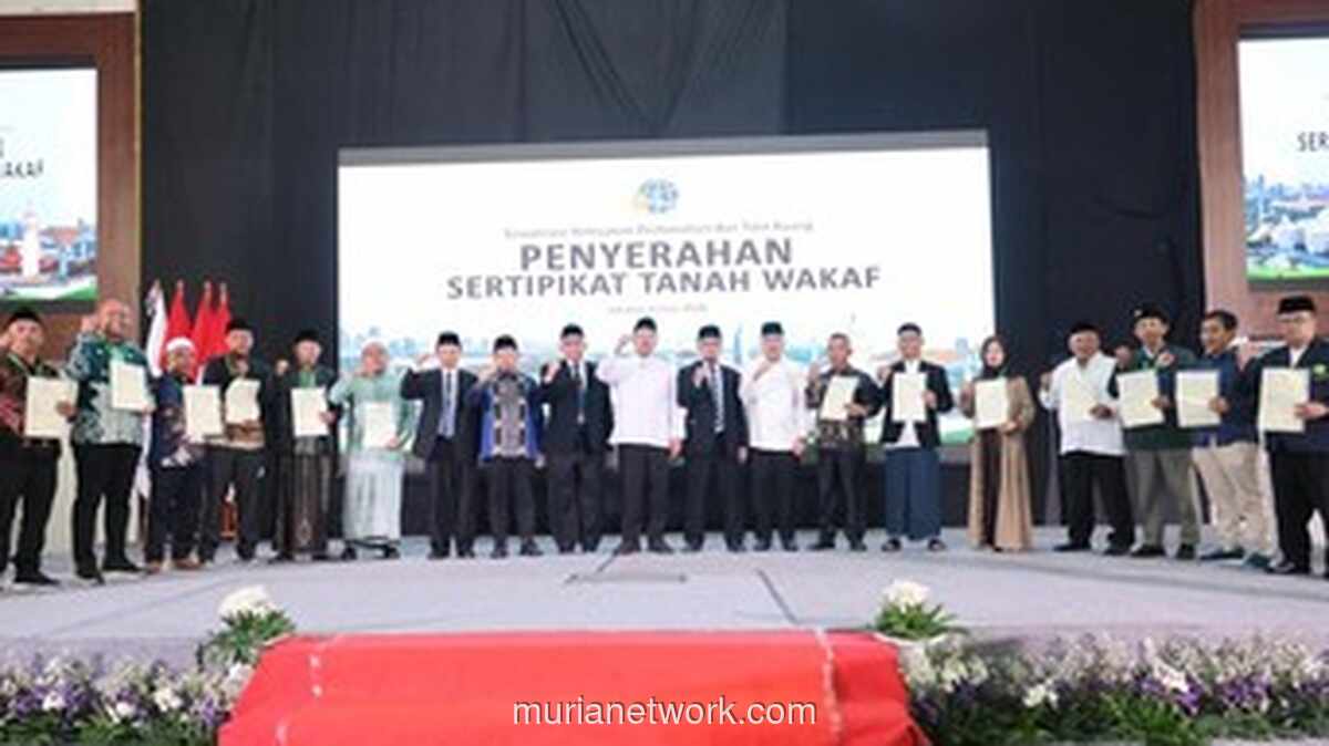 Menteri Nusron Serahkan 1.032 Sertifikat Tanah Wakaf dan Hak Milik, Targetkan Sertifikasi Tuntas 2028