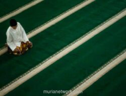 Duduk di Antara Dua Sujud: Momen Singkat yang Sarat Delapan Permohonan Hidup dan Akhirat