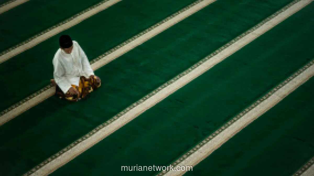 Duduk di Antara Dua Sujud: Momen Singkat yang Sarat Delapan Permohonan Hidup dan Akhirat
