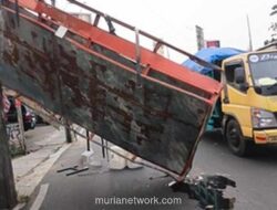 Bak Truk Tersangkut Kabel Listrik di Ciputat, Kemacetan Parah Terjadi