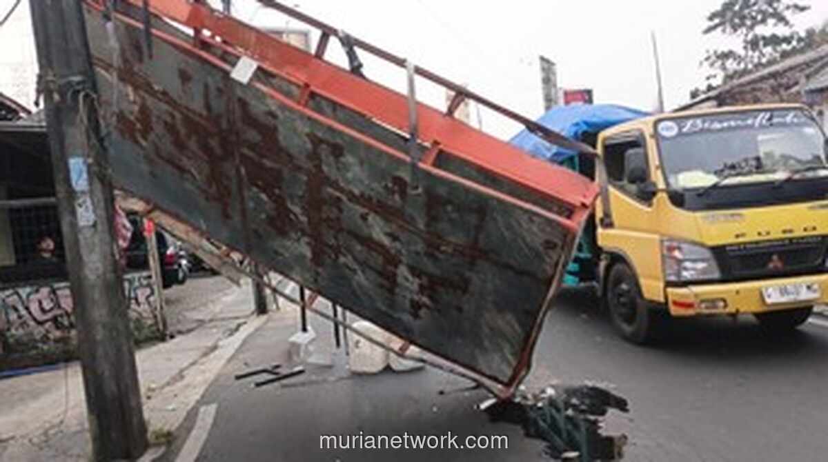 Bak Truk Tersangkut Kabel Listrik di Ciputat, Kemacetan Parah Terjadi
