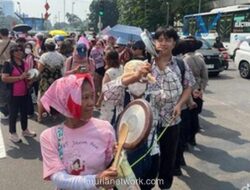Ribuan Perempuan Long March ke Patung Kuda, Desak Pemerintah Turunkan Harga BBM