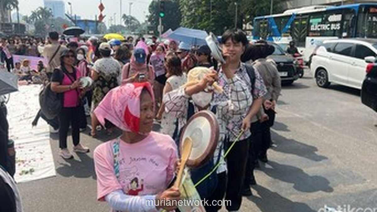 Ribuan Perempuan Long March ke Patung Kuda, Desak Pemerintah Turunkan Harga BBM
