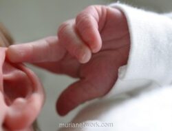 Bayi Laki-laki Ditemukan Hidup dalam Kardus di Boks Sampah Lapangan Basket Bogor Timur