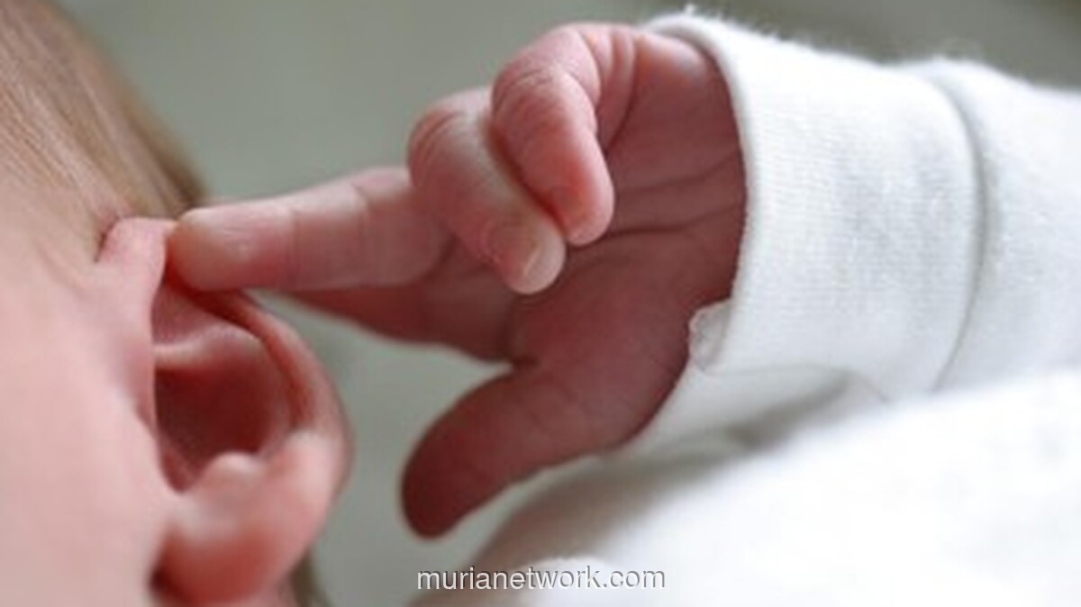 Bayi Laki-laki Ditemukan Hidup dalam Kardus di Boks Sampah Lapangan Basket Bogor Timur