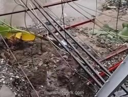 Jembatan Gantung Akses Sementara di Gunungputri Longsor Tergerus Hujan Deras