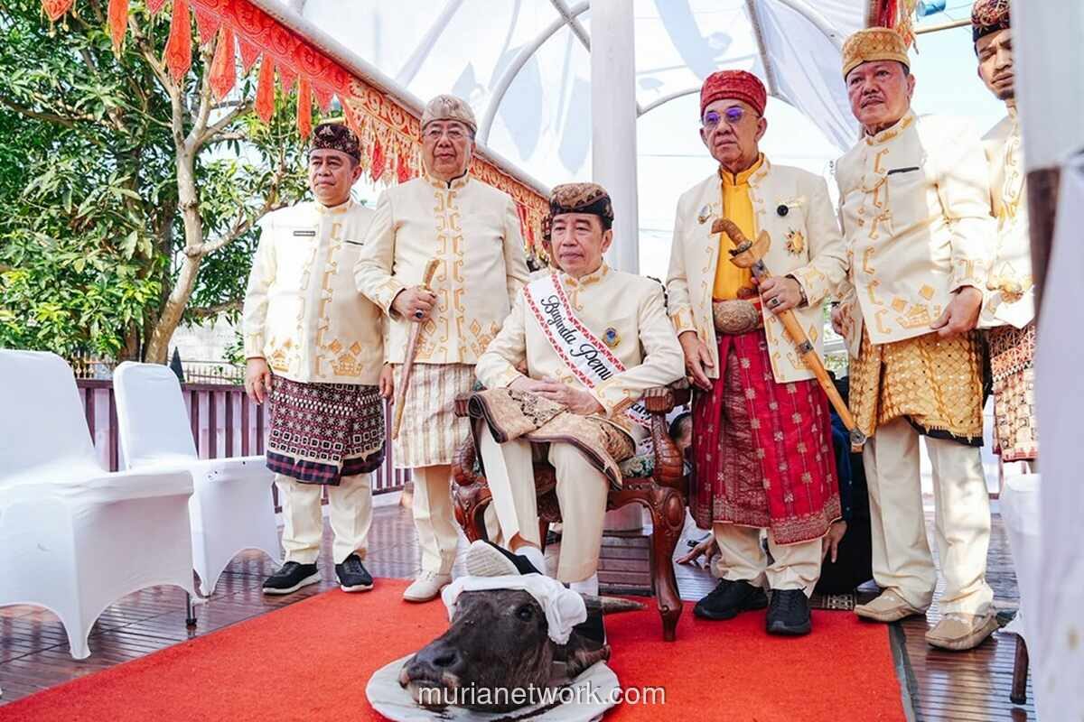 Jokowi Dianugerahi Gelar Adat Baginda Pemuka Bangsa di Lampung